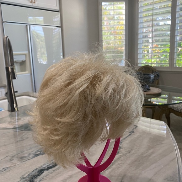 Tony Brattins Inspiration wig in platinum blonde. - Picture 5 of 12